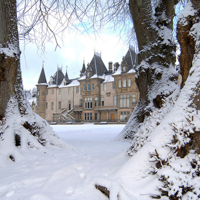 Callendar House surrounded by snow